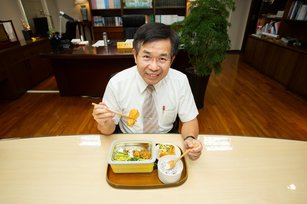 小學營養午餐將加碼新台幣6億元，年底前每個月都會有1餐的石斑魚入菜。教育部長潘文忠（圖）22日在臉書分享石斑魚便當菜色，並說這些菜色，孩子9月開學就能在學校吃到。（圖／翻攝自潘文忠臉書）