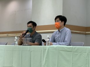  藝人林志穎22日駕駛特斯拉自撞，和在副駕駛座的兒子受傷送醫治療。林志穎的經紀人（圖左）及弟弟林志鑫（圖右）召開記者會進行說明。（圖／中央社）