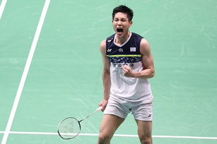 台灣羽球一哥周天成在台北羽球公開賽男單冠軍戰，與日本選手奈良岡功大激戰3局，以14比21、21比10、21比6勝出，奪得賽史第4冠。（圖／中央社）