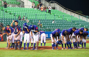 第6屆U12世界盃少棒錦標賽超級循環賽複賽持續展開，5日晚間由台灣對上美國，比賽一度因雨暫停，終場台灣以6比8吞敗，無緣冠軍，賽後小將們在場上向觀眾鞠躬致意。（圖／中央社）