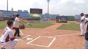 「2022桃園最強未來之星爭霸賽」今（23日）天舉行開幕儀式，桃園市長鄭文燦親自下場開球。