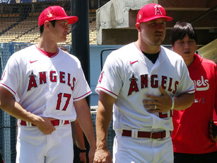 美國職棒洛杉磯天使隊傳出可能轉賣的消息，陣中球星楚勞特（Mike Trout）（右）感謝球團老闆這幾年的照顧；日籍球星大谷翔平（左）則不予置評。圖為兩人7月18日出席明星賽活動。（圖／中央社）
