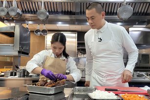 台裔小廚神Liya（朱如茵）（左）曾榮登實境廚藝節目「小小頂級廚師美國版」第8季冠軍，她透露偶像是名廚江振誠（右），最近把握暑假與家人返台的她，也實現夢想與江振誠會面，並共同切磋廚藝。（圖／杰德影音提供）