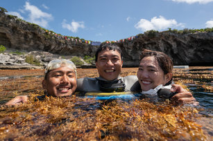  兩週前剛成為自由潛水雙項亞洲紀錄保持人，台灣潛水好手古雲傑（圖中） 25日在世界自由潛水深度錦標賽有蹼恆重下潛中，再以105公尺拿下銀牌，柯志達也贏得兩面銅牌。資料照。（圖／翻攝自女子的海臉書）