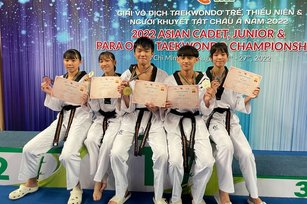 U18亞洲青年跆拳道錦標賽26日在越南胡志明市登場，台灣首日共摘下1金3銀1銅，其中男子78公斤級的謝宗佑（中）首度參加國際賽就「跆」回金牌。（圖／陳廖霞提供）