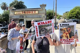 美國洛杉磯地方居民與道路安全團體26日在電影「玩命關頭」（The Fast and the Furious）拍攝場景前抗議，指控這部電影鼓勵飆車，破壞地方安寧。（圖／中央社）