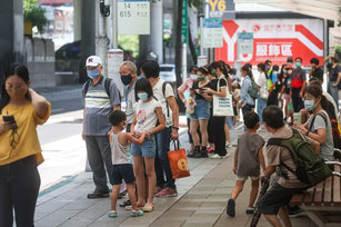 投資詐騙簡訊無孔不入，金管會今年前7月已收到385件投資詐騙陳情案件，超越去年全年的336件。示意圖。（圖／中央社）