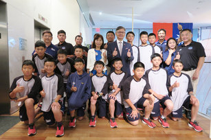 台北市福林國小奪得第75屆世界少棒聯盟世界少棒錦標賽季軍後，全隊29日在駐紐約辦事處與處長李光章（中間著西裝者）合影。（圖／中央社）