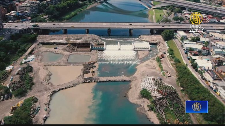 由水常雄作　「流水紋水指　碧潭」 由水常雄作 「流水紋水指 碧潭」