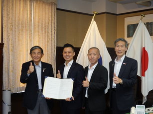 台灣最大的智能旅館集團－敦謙國際智能科技公司總經理吳秉庭（圖左2）與日本和歌山縣知事仁坂吉伸 （圖左1）1日簽署合作協定，將在和歌山縣設公司。（圖／中央社）