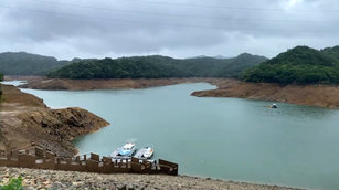 颱風軒嵐諾逼近為台灣帶來充沛雨量，台水公司3日表示，基隆旱象已有緩解，新山水庫已不需支援新山淨水廠用水，目前水庫蓄水量雖僅31.68%，但已陸續將多餘水量抽回以供日後使用。（圖／中央社）