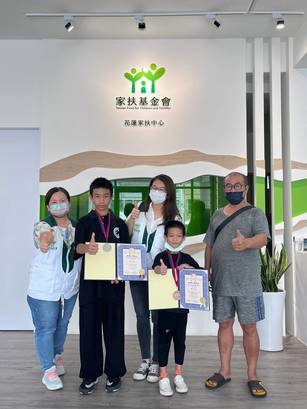兄弟倆在父親的陪同下，帶著伴手禮前往花蓮縣家扶中心表達感謝，與社工們分享喜悅，並捐出得獎獎金回饋給家扶中心。（畫面來源：姜新銀提供）