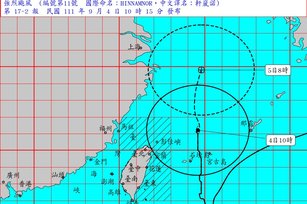 氣象局4日上午表示，軒嵐諾又略為增強，達強烈颱風標準，暴風圈也略為擴大，若依目前行進路線和速度預估，最快中午可以解除陸上颱風警報。（圖／翻攝自中央氣象局）