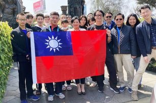 8位台灣選手參加在利馬舉行的FINA第8屆世界青少年游泳錦標賽，駐秘魯代表張幼慈（前左3）代表政府慰勞，與教練、選手與中華民國國旗合影。（圖／駐秘魯代表處提供）
