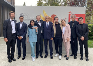 入圍地平線單元的為了國家3日進行首映會，導演哈米（圖左4）、製片馬君慈（圖右3）、監製馬天宗 （圖右2）、文策院院長李明哲（圖右1）及演員出席紅毯，威尼斯影展主席巴伯拉（圖中）也親臨現場致意。（圖／中央社）