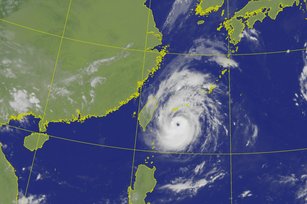 中颱梅花持續向北緩慢移動，氣象局表示，預估梅花在平均風力未達7級、24小時累積雨量未達350毫米，因此並未針對梅花發布風雨預測。（圖／翻攝自中央氣象局）