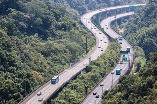 交通部高速公路局今天宣布，考量颱風梅花靠近，取消下國5午2時到晚間9時北向高乘載管制措施。示意圖。（圖／中央社）