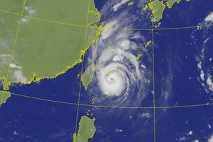 中颱梅花持續緩慢向北移動，12、13日是距離台灣最近的時間點，北部、東北部為主要降雨熱區。（圖／翻攝自中央氣象局）