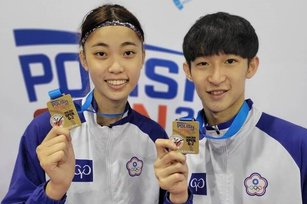 東京奧運銅牌女將羅嘉翎（左）與男子好手陳柏諺，11日在波蘭跆拳道公開賽女子57公斤量級與男子58公斤級各添1金，教練劉聰達賽後允諾將帶他們慶功吃燒烤，在國外補過一下中秋節。（圖／劉聰達提供）