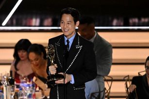 電視圈A咖紛紛踏上艾美獎（Emmy Awards）頒獎典禮紅毯。 圖為以「魷魚遊戲」（Squid Game）獲得艾美獎視帝的韓國男星李政宰（圖）身穿鉚釘西外、打著皮質領帶，扮相溫文儒雅。（圖／GettyImages）