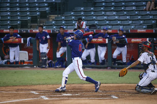 台灣隊14日在U18世界盃棒球賽預賽，靠著鄭俊瑋 （圖中）單場2安貢獻5分打點，終場以9比2擊敗日本隊，晉級複賽。 （圖／中華民國棒球協會提供）