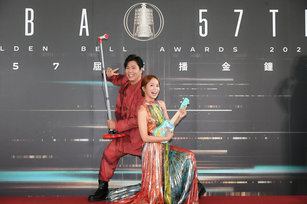 第57屆廣播金鐘獎頒獎典禮主持人14日揭曉，由廣播金鐘常客邵大倫（圖左）與陳明珠（圖右）搭檔合作，兩人並宣告會加入歌舞秀表演，保證典禮有趣好玩。 （圖／三立提供）