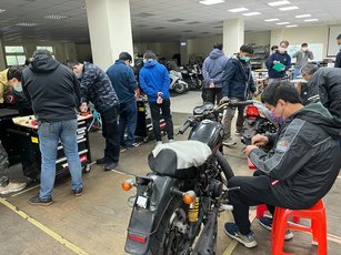 在職勞工參加機車修護課程。(勞動部發展署桃竹苗分署提供)