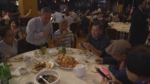 台灣美食晚宴中，食客們紛紛起來給「酥炸龍蝦檸檬醬」拍照。（劉景燁/大紀元）