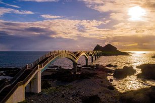 台東18日發生規模6.8地震，交通部觀光局19日指出，轄下國家風景區管理處管理的三仙台遊憩區（八拱橋）等7個景點預警性封閉。（圖／翻攝自台東觀光旅遊網網頁）