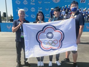 台灣泳將鄧羽彣（左2）24日在烏茲別克舉行的亞洲公開水域游泳錦標賽女子10公里組勇奪隊史首金，隊中男子好手卓承齊（右2）也拿下銀牌，賽後兩人與指導教練劉曜彰（右）、蘇裕欽（左）開心合影。（圖／劉曜彰提供）