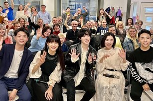 獲金曲獎「最佳演唱組合」的台灣阿卡貝拉人聲樂團「尋人啟事」，應駐匈牙利代表處邀請赴布達佩斯演出，24日一下飛機就先前往市區的難民支持中心，為烏克蘭難民獻唱。（圖／駐匈牙利代表處提供）