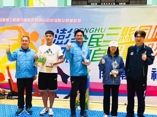 2022年9月25日，在澎湖縣舉行的離島三縣聯合運動會，圓滿閉幕，大家相約兩年後金門見。圖為澎湖縣政府教育處長蘇啟昌（右1）為選手頒獎。（澎湖縣政府提供）
