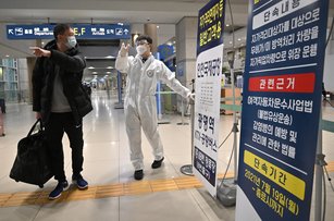 韓國30日宣布， 10月1日起免除國際旅客入境後一天內需做PCR檢查的要求，持短期簽證旅客若入境3日內出現疑似症狀，需至醫院自費檢查。圖為韓國仁川國際機場資料照。（圖／GettyImages）