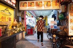台灣自10月13日起開放入、出境團體旅遊，交通部觀光局公告「旅行業辦理入、出境團體旅遊操作指引」，對食、宿等都有規定，其中國外旅遊團旅客不得與國人同桌共餐。示意圖。（圖／GettyImages）