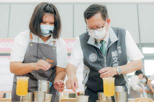 由桃姊妹帶領市長及貴賓製作「荔枝綠茶」手作特色調飲，展現3個月技能培力的成果與自信。（桃園市政府）