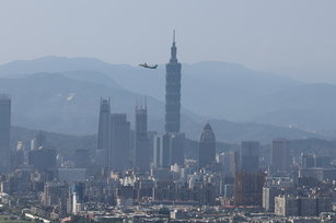 氣象局表示，3日雙北等5縣市仍須防攝氏36度以上高溫；5日白天起東北季風增強，北部及東北部降溫有雨，基隆北海岸、大台北山區及東北部有局部較大雨勢。示意圖。（圖／中央社）