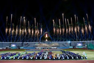 開幕儀式，施放絢麗的煙火，為選手加油，也期待選手們都能「發光在嘉義」。（嘉義縣政府提供）