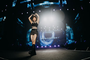 太空港音樂藝術嘉年華8日起在台北大佳河濱公園登場，韓國歌手泫雅登台演唱多首經典歌，並手比大愛心向粉絲告白。（圖／太空港音樂藝術嘉年華提供）