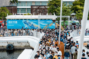 2022台灣設計展日前在高雄正式開展，設計中島10展全開，周邊還有多樣活動，8日雙十連假首日吸引47萬人湧入大港橋一帶。（圖／高雄市政府提供）