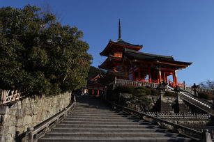  台日邊境鬆綁，預料將起赴日潮。時隔3年日本旅遊有何改變，旅遊業界直指人力流失、二線城市轉運困難、街邊藥妝店變少、匯率與通膨等。 圖為日本京都清水寺資料照。（圖／GettyImages）