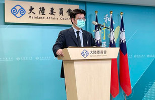 台灣國境13日解封，外界關注關小三通何時重啟。陸委會副主委邱垂正（圖）表示節日通航是可能的做法，將評估後適時公布。（圖／中央社）