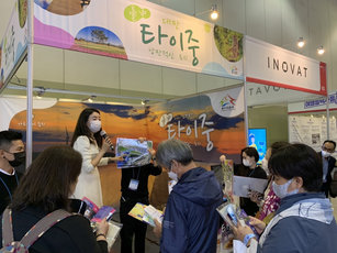 搶攻疫後國際旅遊市場，台中市政府前往韓國釜山國際旅展，攤位活動介紹台中捷運，推廣低碳旅遊。（圖／台中市政府提供）