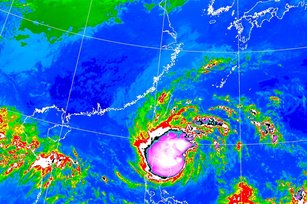 颱風尼莎15日下午2點生成，中央氣象局下午4時發布海上颱風警報，預計尼莎將朝西通過巴士海峽，17日不排除外圍環流會跟東北季風在東北部形成共伴效應。（圖／翻攝自中央氣象局）