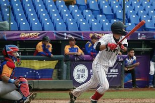 U23世界盃棒球賽預賽持續進行，日本15日與委內瑞拉交手，日本隊陣中中川拓紀（右）敲出超前比分安打，助隊終場以5比2擊敗上屆冠軍委內瑞拉。（圖／中央社）