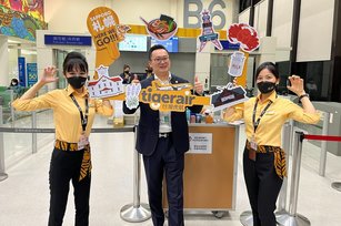 台灣虎航董事長陳漢銘（中）親自搭乘桃園-札幌（新千歲）首航班。（圖／台灣虎航提供）