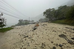 交通部公路總局第4區養護工程處指出，北橫公路台7線86.5公里（大同鄉英士）路段16日上邊坡大量土石坍滑，使得道路雙向中斷，已派人員和機具搶修。（圖／交通部公路總局第4區養護工程處提供）