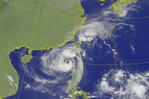 氣象局16日表示，若輕颱尼莎路徑持續西進無特殊變化，預計晚間8時30分將解除海上颱風警報。（圖／翻攝自中央氣象局）