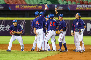 U23世界盃棒球賽預賽，台灣隊16日晚間以3比1戰勝勁敵日本隊，台灣隊選手賽後在場內歡呼慶祝。（圖／中央社）