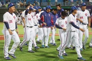 U23世界盃棒球賽複賽登場，台灣20日晚間在天母球場迎戰韓國，可惜未能阻擋韓國攻勢，終場以2比6吞下本屆賽事首敗，台灣選手離場時難掩失落神情。（圖／中央社）