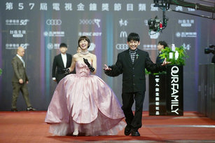 音樂實境節目「婚禮歌手」主持人Lulu黃路梓茵（圖前 左）與黃子佼（圖前右）21日一同踏上第57屆電視金鐘獎節目類頒獎典禮星光大道，臉上喜悅神情展露無疑。（圖／中央社）